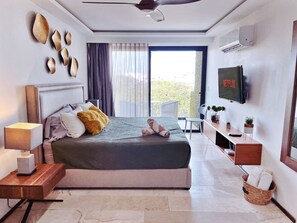 Safe på rommet, strykejern/-brett, wi-fi (inkludert) og sengetøy