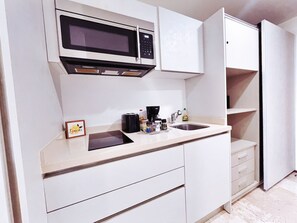 Kühlschrank, Mikrowelle, Wasserkocher mit Kaffee-/Teezubehör, Toaster