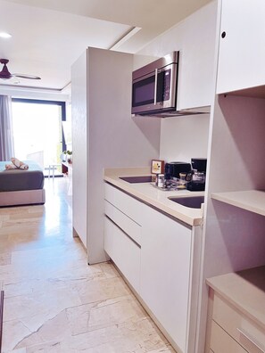 Kühlschrank, Mikrowelle, Wasserkocher mit Kaffee-/Teezubehör, Toaster