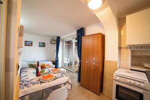 Fridge, oven, stovetop, coffee/tea maker