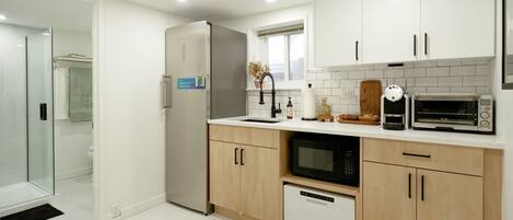 Fridge, microwave, stovetop, dishwasher