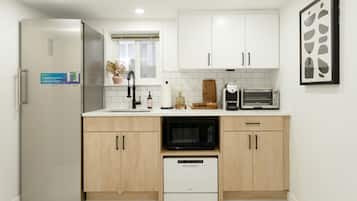 Réfrigérateur, micro-ondes, plaque de cuisson, lave-vaisselle