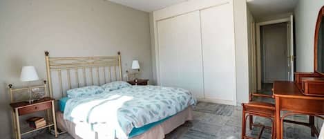 Ferros/tábuas de passar roupa, Wi-Fi, roupa de cama
