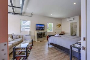 Iron/ironing board, travel cot, free WiFi