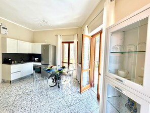 Frigorífic, microones, forn i cafetera i tetera