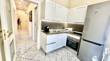 Refrigerador, microondas, horno y cafetera y tetera