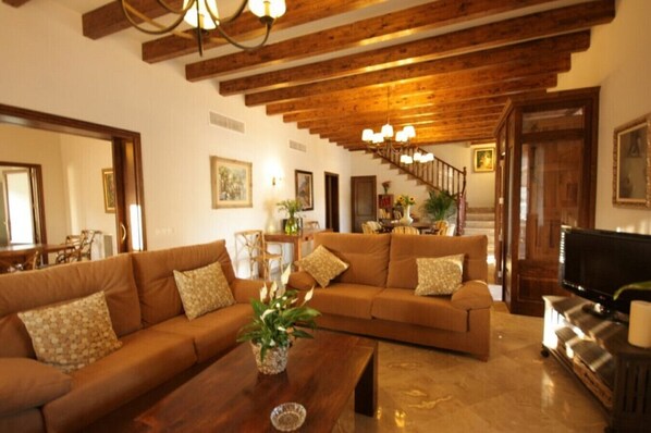 تلفزيون، مدفأة، مشغل دي في دي