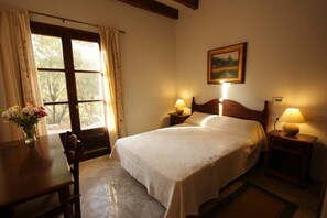 6 bedrooms, in-room safe, iron/ironing board, free WiFi