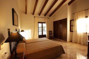 6 bedrooms, in-room safe, iron/ironing board, free WiFi
