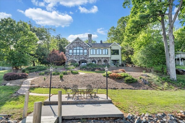 Outdoor dining - Hastings on Hickory - Luxury, sleeps 8, dock (Moneta)
