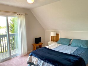 3 makuuhuonetta, työpöytä, vauvan matkasänky, Wi-Fi
