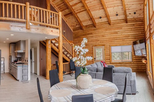 3-level Cabin with Gameroom & Jacuzzi