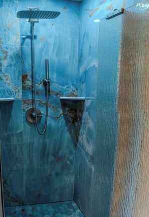 Chuveiro, secador de cabelo, toalhas de banho