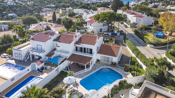 A coastal residential area with white houses, a swimming pool, and a view of the sea. - Comfortable Villa in Carvoeiro, Algarve (Carvoeiro)