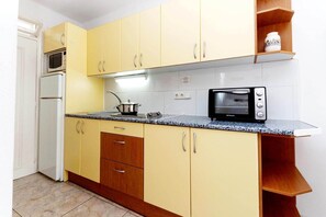 Kjøleskap, mikrobølgeovn, ovn og kaffetrakter/tekoker