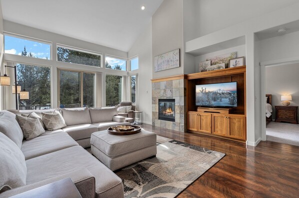 Smart TV, fireplace, DVD player, books
