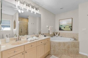 Douche, baignoire à jets, sèche-cheveux, serviettes fournies