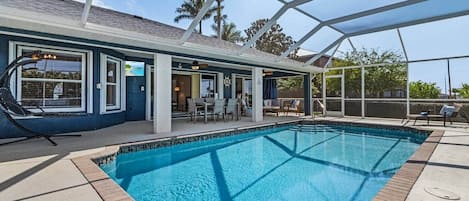 Una piscina al aire libre, una piscina climatizada