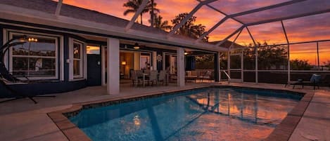 Una piscina al aire libre, una piscina climatizada