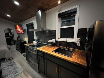 Layla Haus-Tiny Home W/Private Yard ~ Pet Friendly