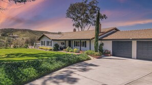 Exterior - Sip Back Relax Temecula: Pool! Views! Wineries! (Temecula)