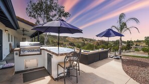 Outdoor dining - Sip Back Relax Temecula: Pool! Views! Wineries! (Temecula)