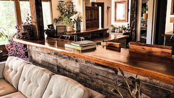 Smart TV, chimenea, mesa de ping pong, biblioteca de música