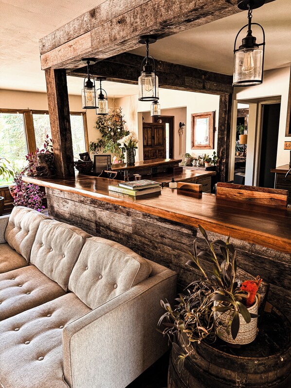 Smart TV, fireplace, table tennis, music library