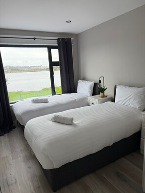 4 bedrooms, iron/ironing board, WiFi, bed sheets