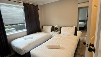 4 bedrooms, iron/ironing board, WiFi, bed sheets