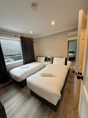 4 habitaciones, tabla de planchar con plancha, wifi y ropa de cama 