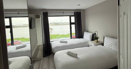 Boutique bayside 4 bedroom ensuite property 500m from city center & Parking.