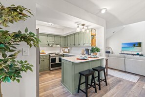 Mikrovågsugn, ugn, spishäll och diskmaskin