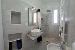 Een douche, een bidet, handdoeken