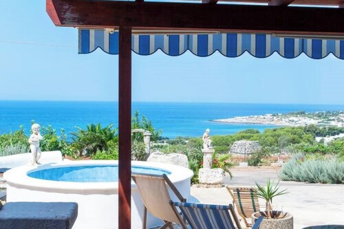 Villa Felloniche Sea-View Apartment with Parking, Castrignano del Capo, Italy