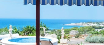 Villa Felloniche Sea-View Apartment with Parking, Castrignano del Capo, Italy