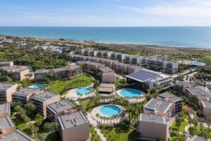 A resort with multiple buildings, swimming pools, and a view of the ocean. - Apartment Sol e Sal | 1 Bedroom | Salgados | Albufeira (Albufeira)