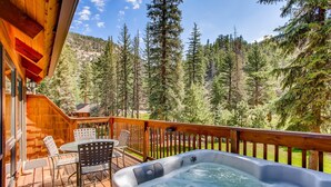Outdoor spa tub - Apartment (Estes Park)