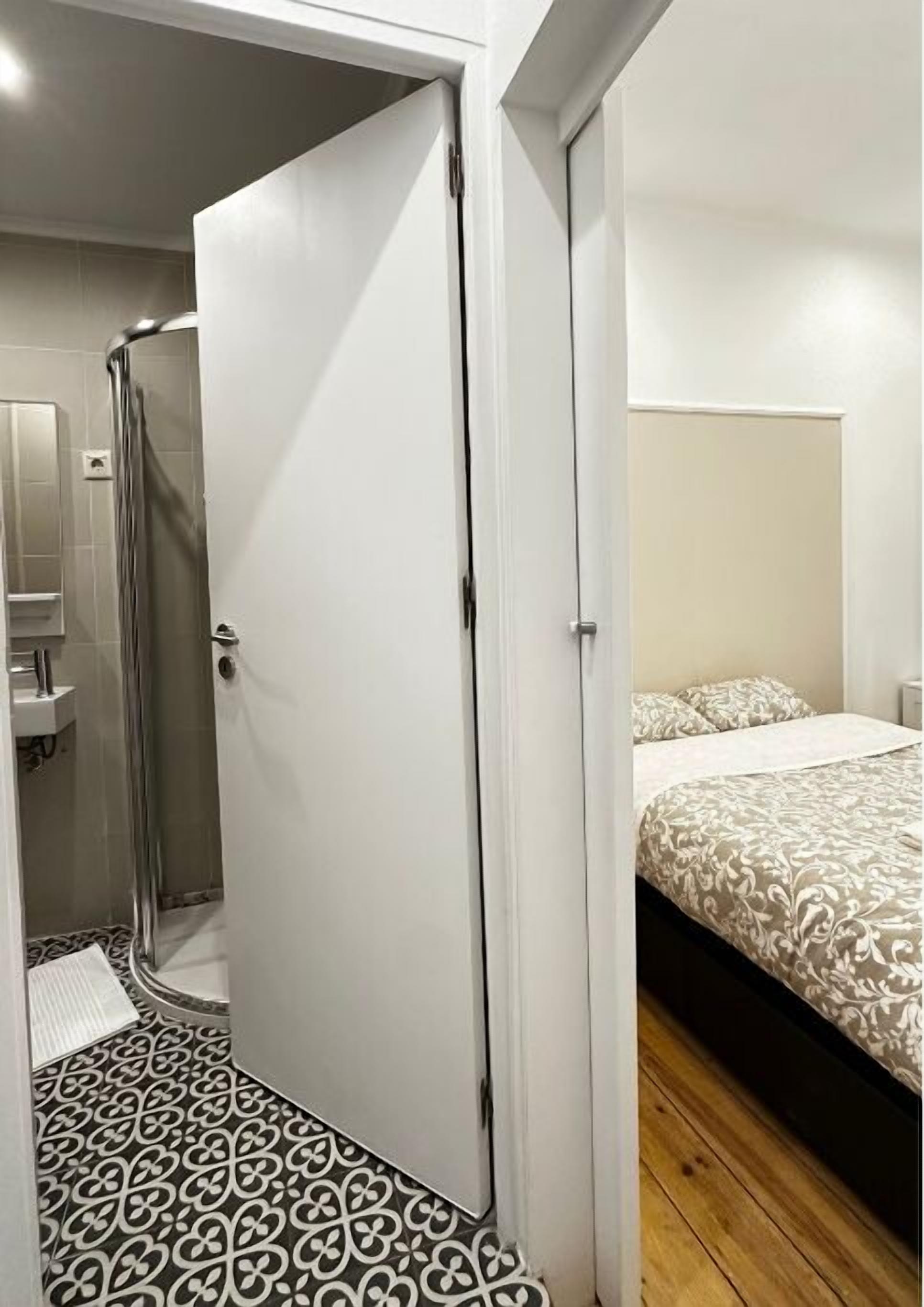 Douche, séchoir à cheveux, serviettes fournies, papier de toilette