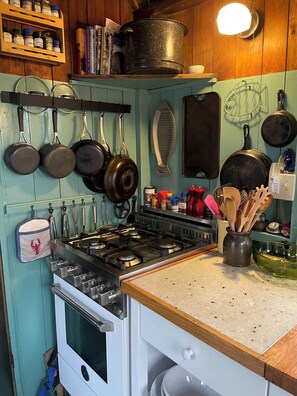 Fridge, oven, stovetop, coffee/tea maker