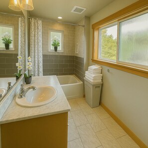 Combined shower/bathtub, free toiletries, hair dryer, towels - West Queen Anne Townhome (Seattle)