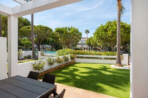 Outdoor dining - Apartment 'Brisa De La Barrosa 1' with Shared Pool, Private Terrace and Air Conditioning. (Chiclana de la Frontera)