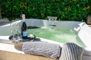 Outdoor spa tub - Penthouse with Private Rooftop (Miami Beach)