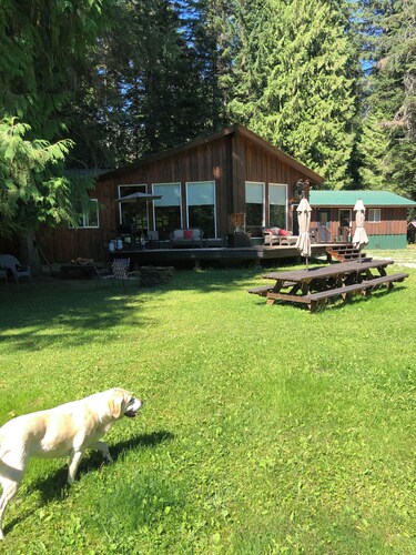 Delightful lodge with WiFi in the heart of Bull River- 5 bedrooms available,