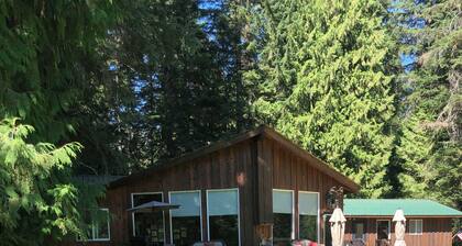 Delightful lodge with WiFi in the heart of Bull River- 5 bedrooms available,