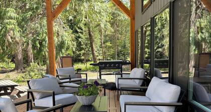 Delightful lodge with WiFi in the heart of Bull River- 5 bedrooms available,