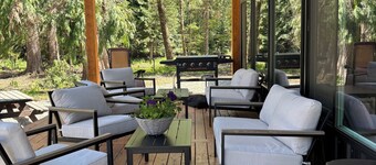 Delightful lodge with WiFi in the heart of Bull River- 5 bedrooms available,
