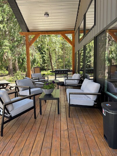 Delightful lodge with WiFi in the heart of Bull River- 5 bedrooms available,