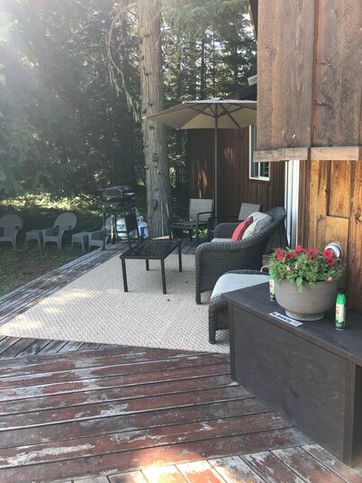 Delightful lodge with WiFi in the heart of Bull River- 5 bedrooms available,