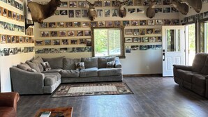 Ein Wohnzimmer mit einem Ecksofa, einem Couchtisch und einem Teppich.